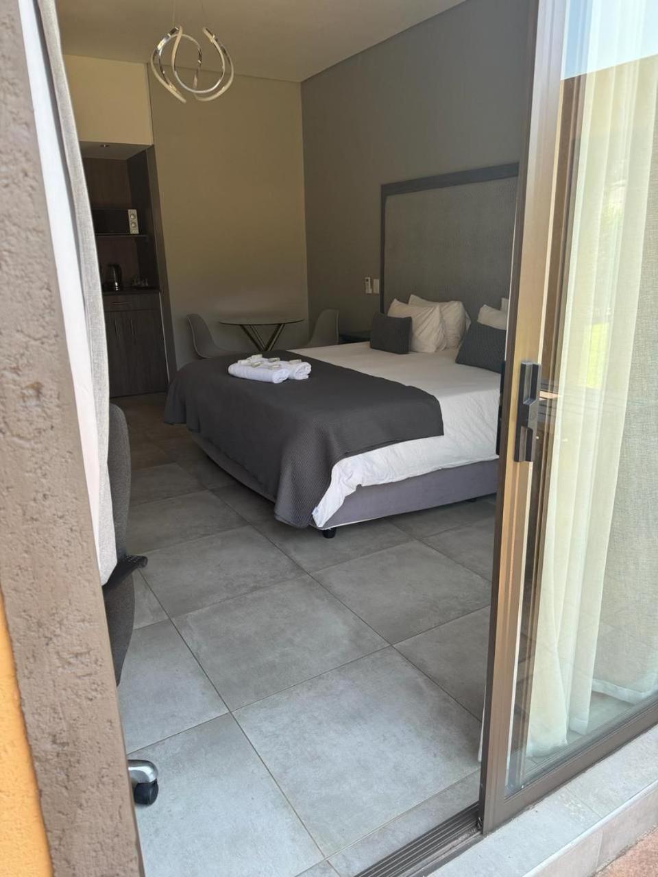 Manor Hills Guest Lodge Rustenburg Extérieur photo
