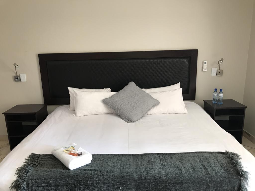 Manor Hills Guest Lodge Rustenburg Extérieur photo